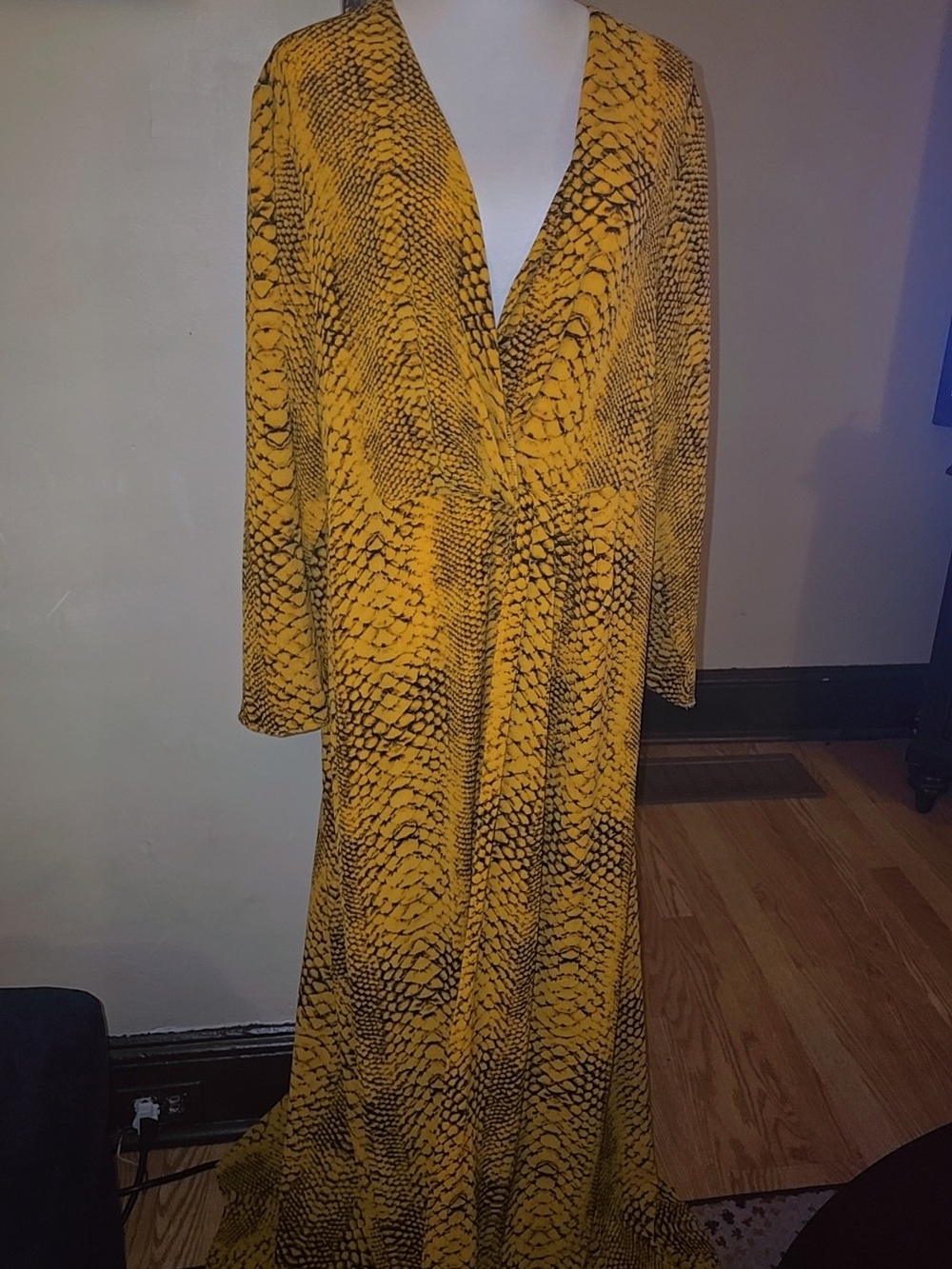PrettyLittleThing Yellow & Black Snake Print Maxi Dress
